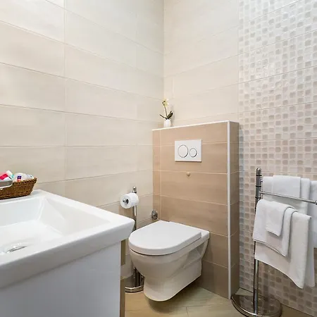 Boutique With Balconies, In Walking Distance To The Sea Apartment