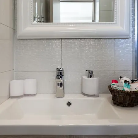 Boutique With Balconies, In Walking Distance To The Sea Apartment *