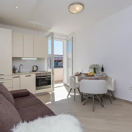 Apartment Boutique With Balconies, In Walking Distance To The Sea