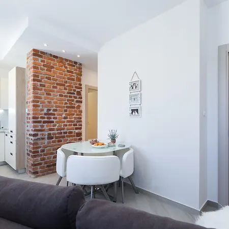 Apartment Boutique With Balconies, In Walking Distance To The Sea *