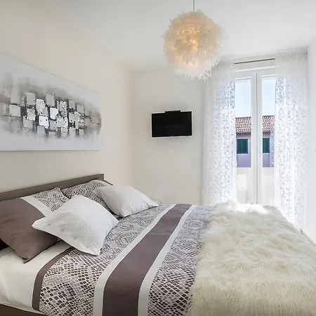 Boutique With Balconies, In Walking Distance To The Sea Zadar