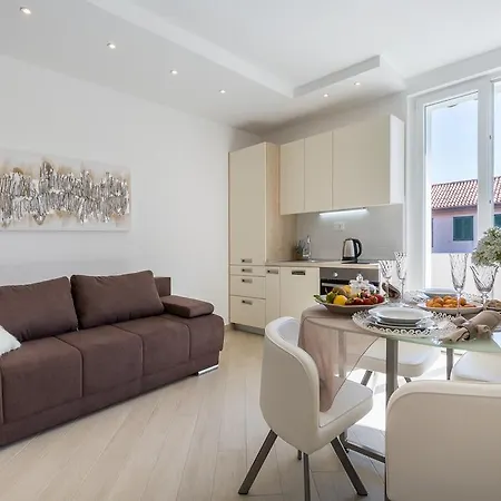 Apartment Boutique With Balconies, In Walking Distance To The Sea *