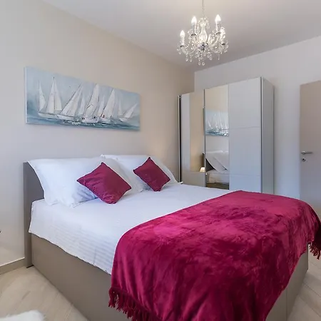 Boutique With Balconies, In Walking Distance To The Sea 아파트 자다르