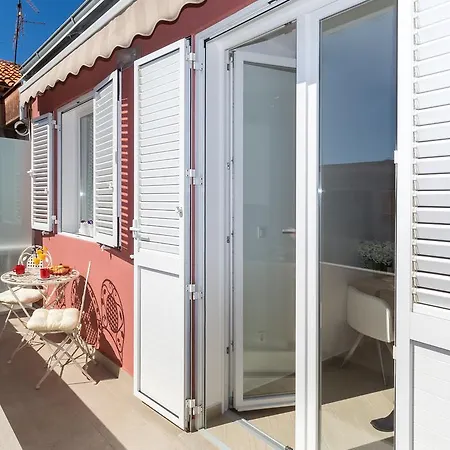 Boutique With Balconies, In Walking Distance To The Sea 아파트 자다르