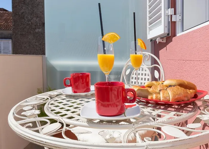 Boutique With Balconies, In Walking Distance To The Sea Lägenhet *